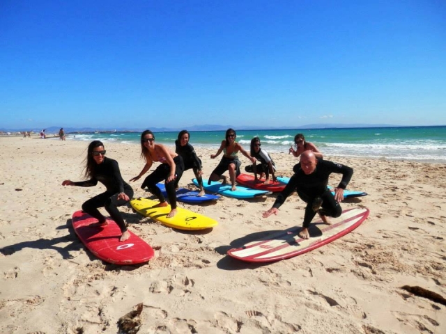  surfant dans le sable 